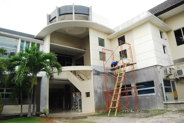 Renovasi Dinding Sekolah Tampak Baru